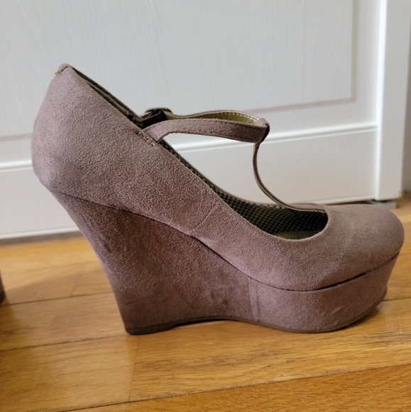 Madden Girl Raimmy platform t-strap pump - Picture 2 of 3